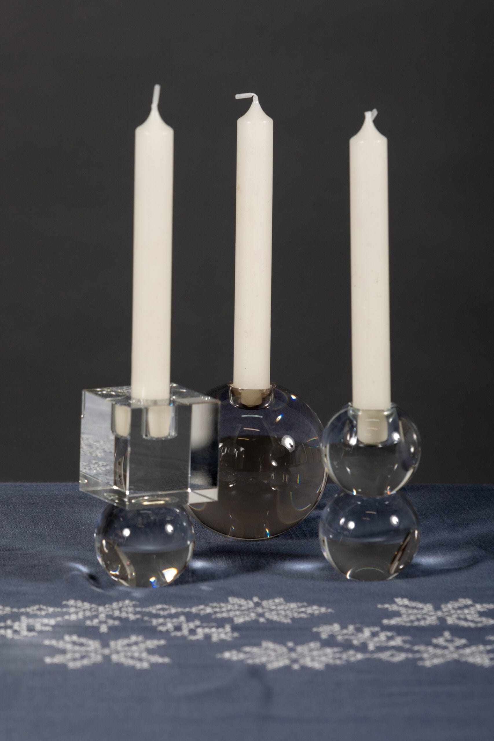 Áttablaðarós — Silver Cross‑Stitch Tablecloth (Wrinkle‑Free)