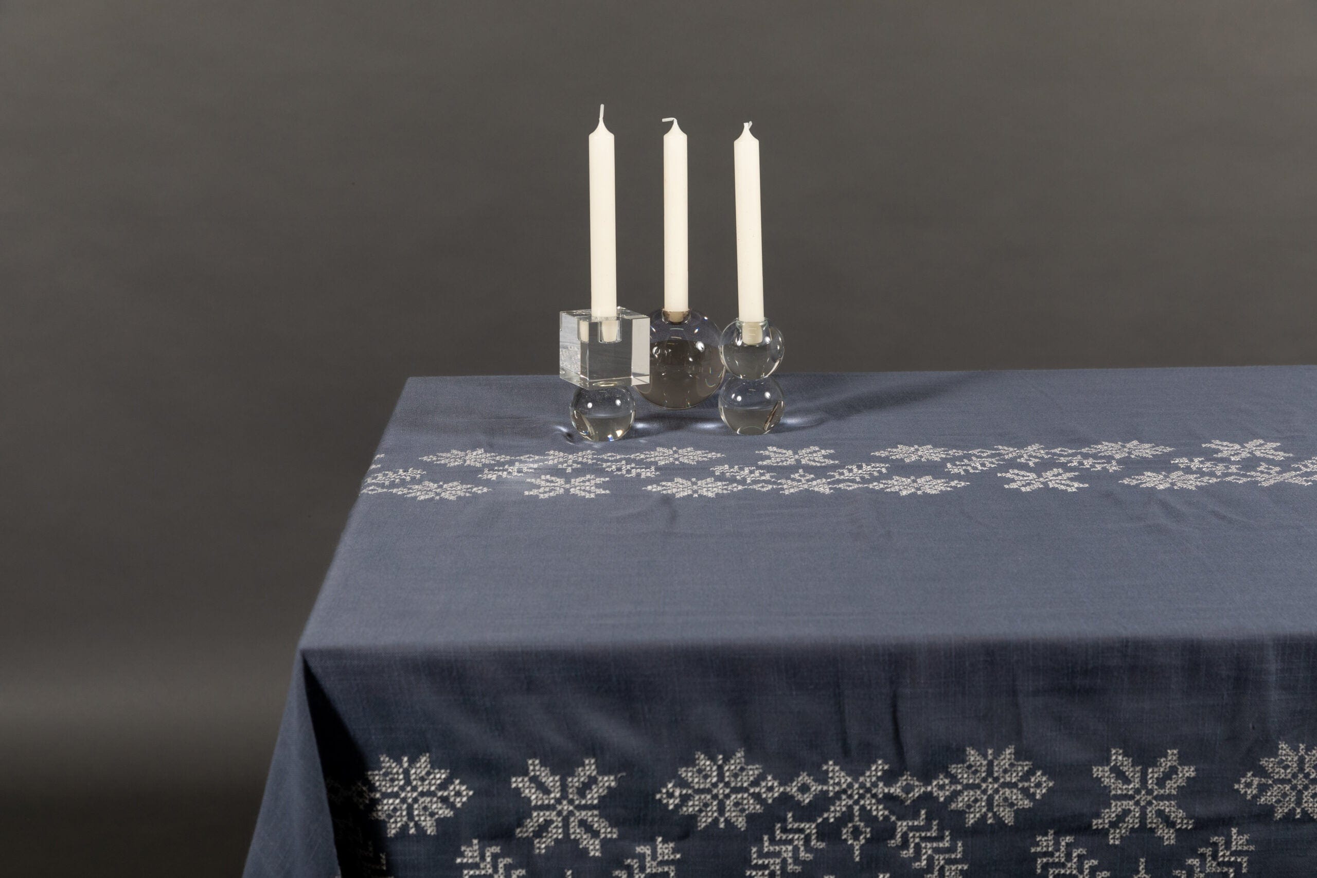 Áttablaðarós — Silver Cross‑Stitch Tablecloth (Wrinkle‑Free)