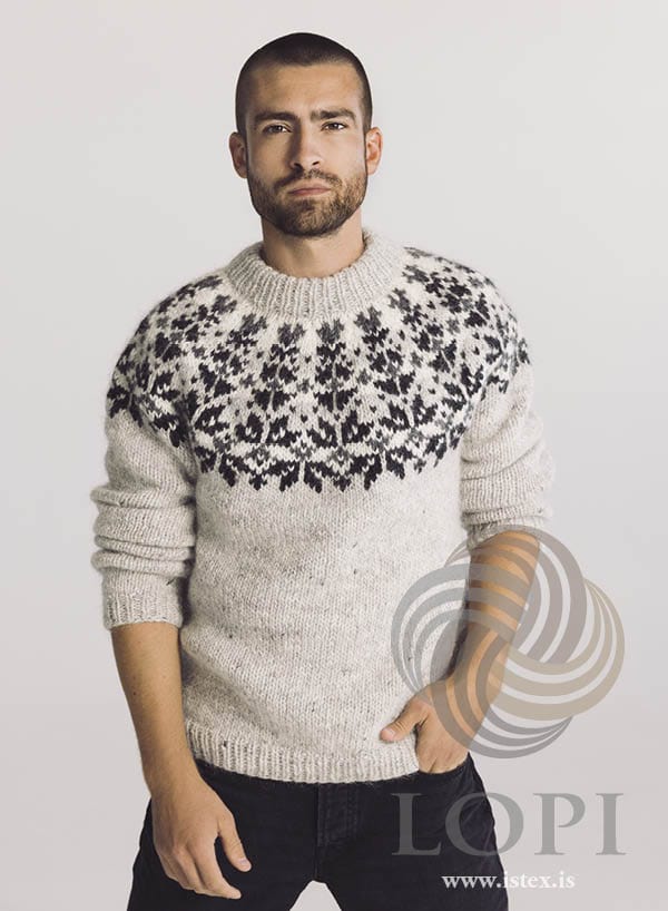 Stjörnuljós Icelandic sweater knitted in Álafosslopi — light ash with a black and white star yoke