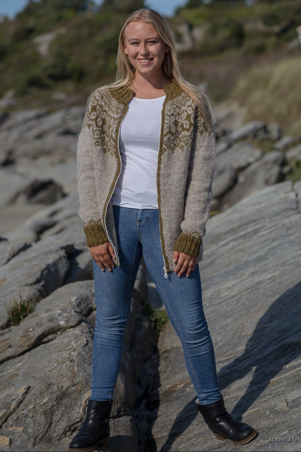 Paula Lettlopi Blue Wool Sweater - Knitting Kit - The Icelandic Store