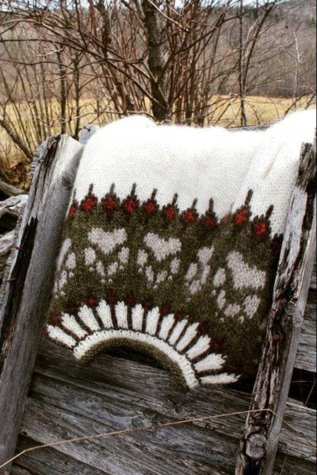 The Wilderness sweater White & Green - Alafosslopi Knitting Kit - The Icelandic Store