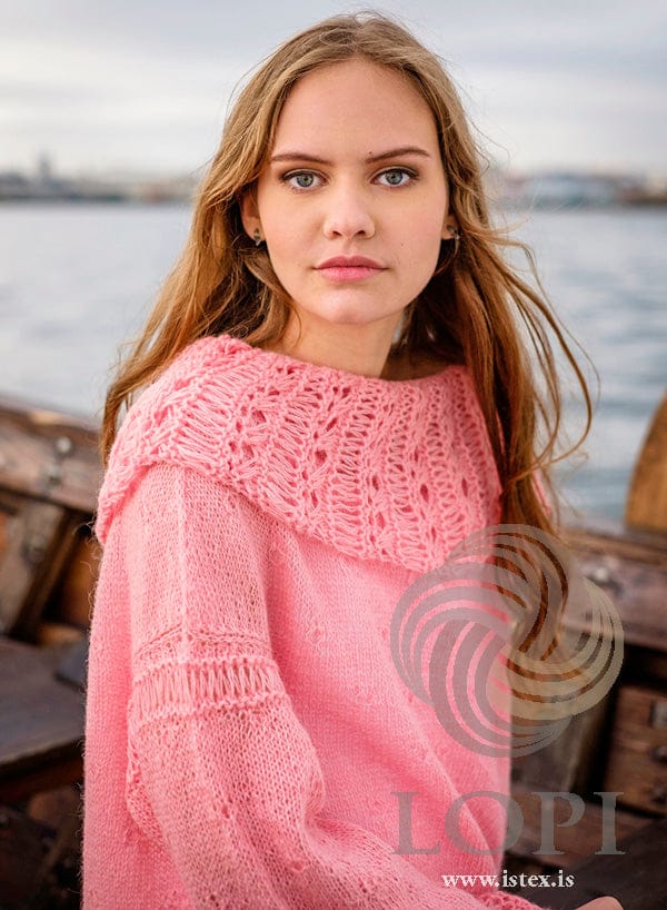 Askja lace sweater knitted in blush Einband, with a deep lace collar