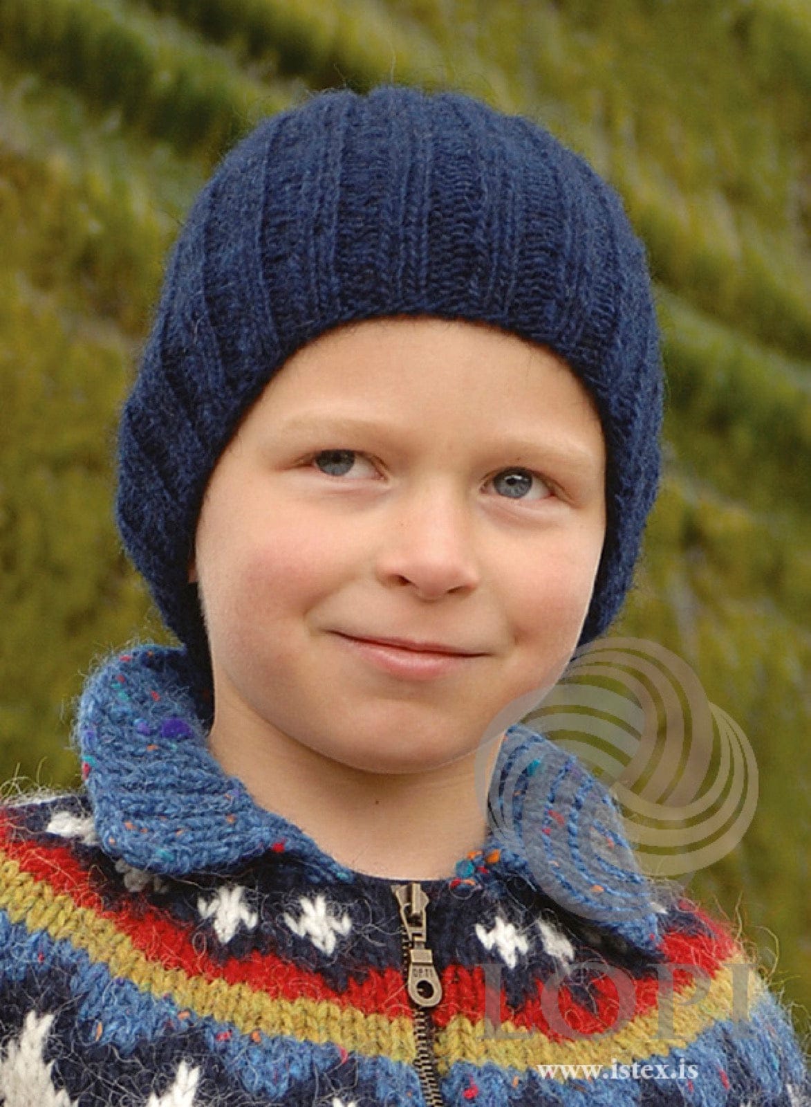 Boy wearing the Kolla hat in navy Léttlopi rib pulled down over his ears