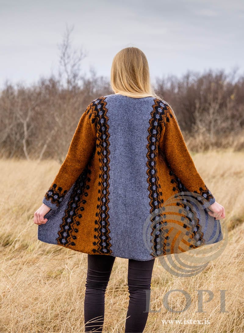 Back of the Vegir liggja cardigan in stone blue and rust