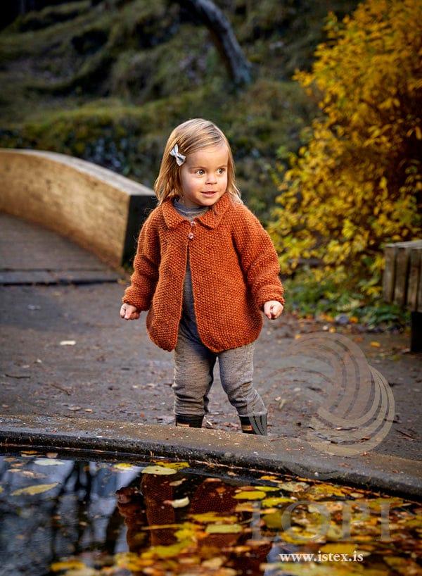 Perla children’s jacket in apricot Léttlopi, knitted in moss stitch with a wide collar