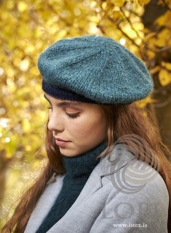 Teal Álafosslopi beret from the side, showing its fullness