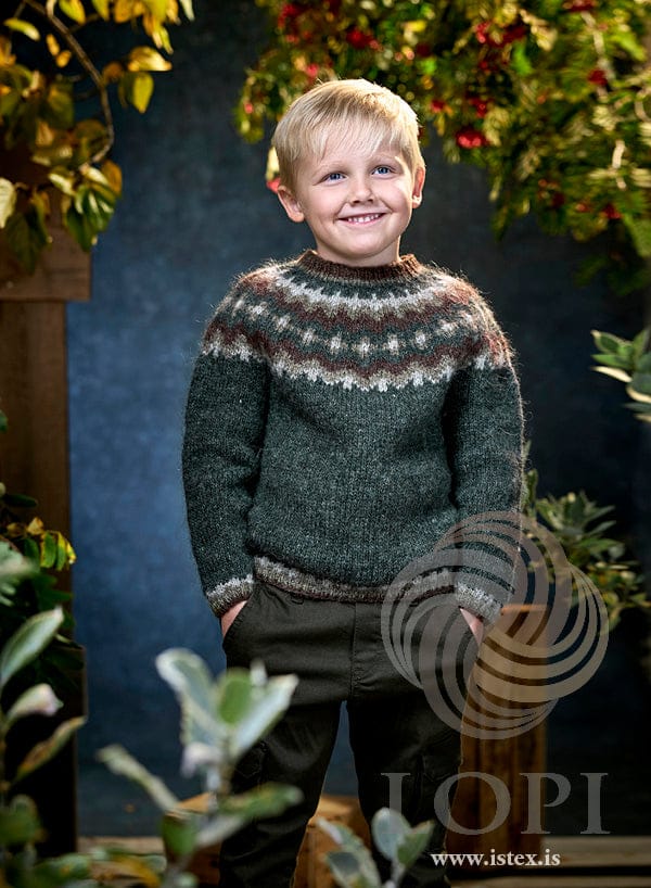 Plús children’s yoke sweater in rough sea Léttlopi with an acorn, frostbite and light beige yoke