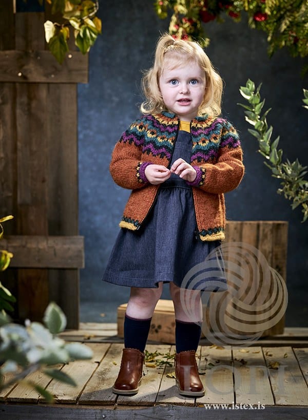 Front view of the Sjónhvörf cardigan open, showing the yoke, the fuchsia-edged cuffs and the black zip