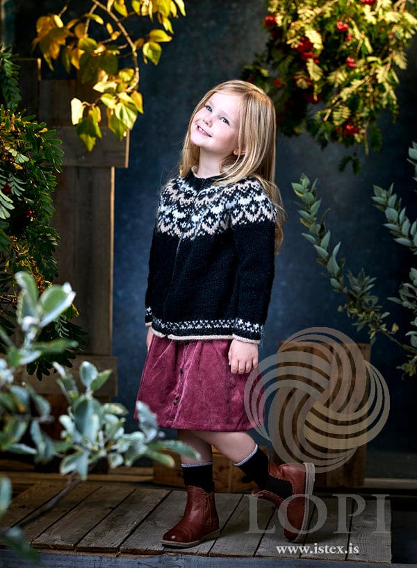 Systur og bræður children’s zip cardigan in black Léttlopi with a straw and white yoke
