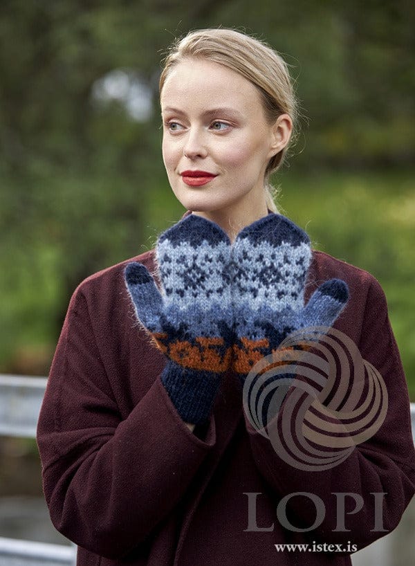 1 í hendi mittens in navy, fjord blue, air blue and apricot Léttlopi