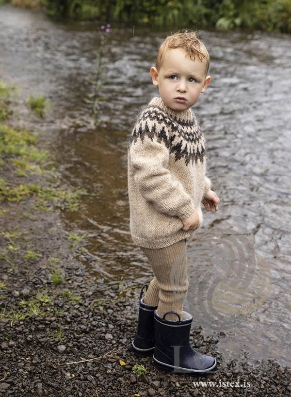 Æsa children’s yoke sweater in straw Léttlopi with an acorn and black sheep yoke