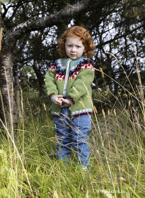 Kisi children’s zip cardigan in spring green Léttlopi with a colourful yoke