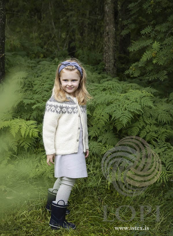 Smástirni children’s hooded jacket in white Álafosslopi with a light grey yoke