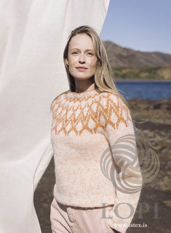 Mar cropped Icelandic yoke sweater knitted in Plötulopi and Einband — blush with a golden and grenadine yoke