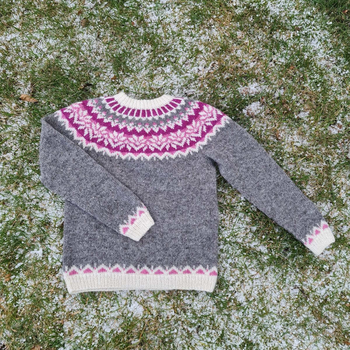 Dagný - Icelandic Sweater - Grey/Pink - icelandicstore.is