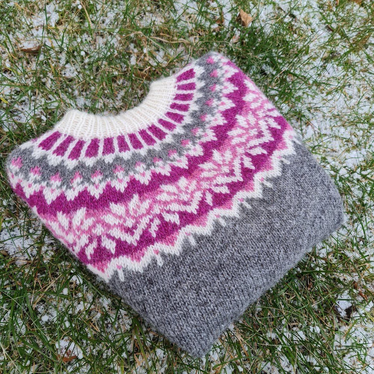 Dagný - Icelandic Sweater - Grey/Pink - icelandicstore.is