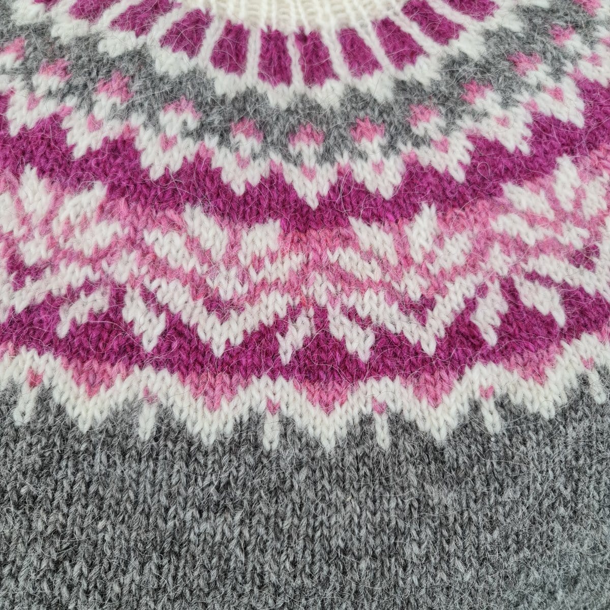 Dagný - Icelandic Sweater - Grey/Pink - icelandicstore.is