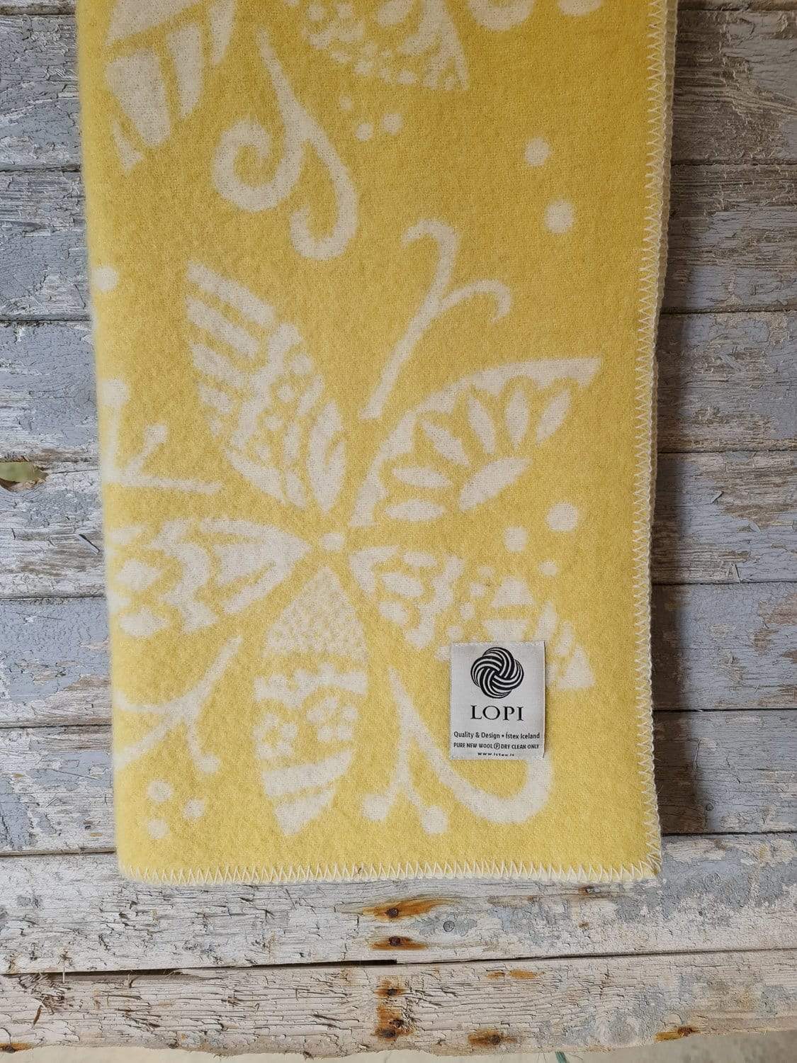 Alafoss Icelandic Wool Blanket 2061 Floral pattern design- The Icelandic Store