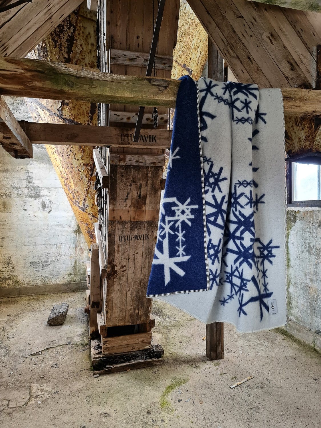 Nordic Strength wool blanket - Royal blue - The Icelandic Store