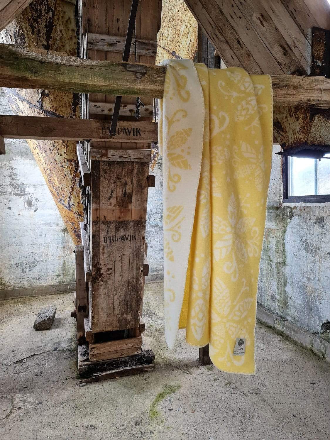 Alafoss Lopi Wool Blanket from Iceland. Flower pattern design yellow and white 2061 - The Icelandic Store