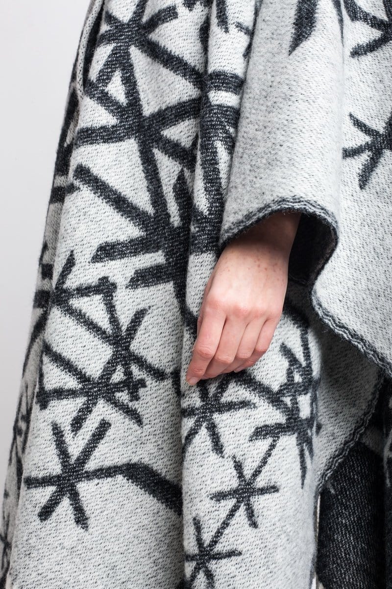 Alrún wool cape - Dark Grey Strength - icelandicstore.is