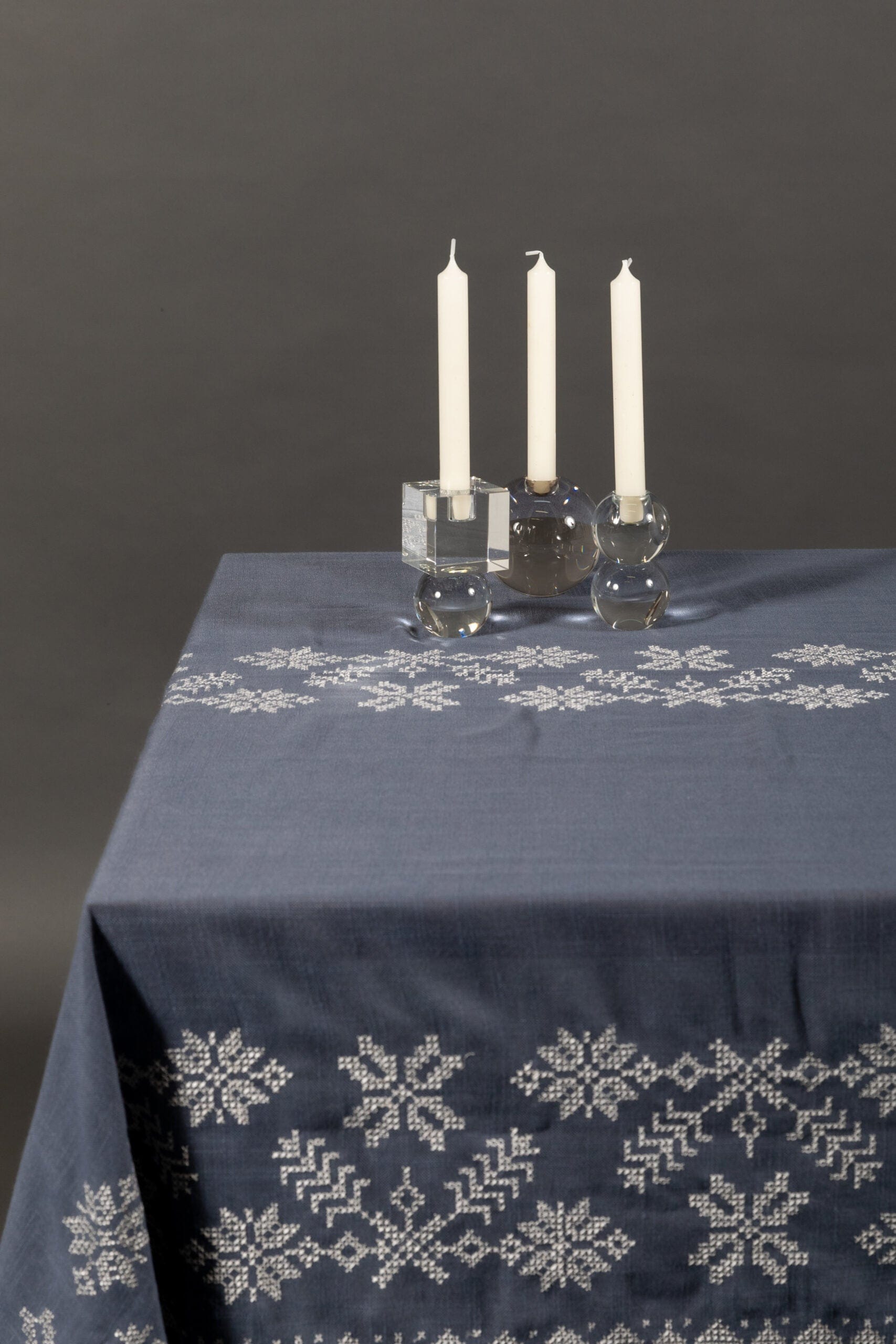 Áttablaðarós — Silver Cross‑Stitch Tablecloth (Wrinkle‑Free)