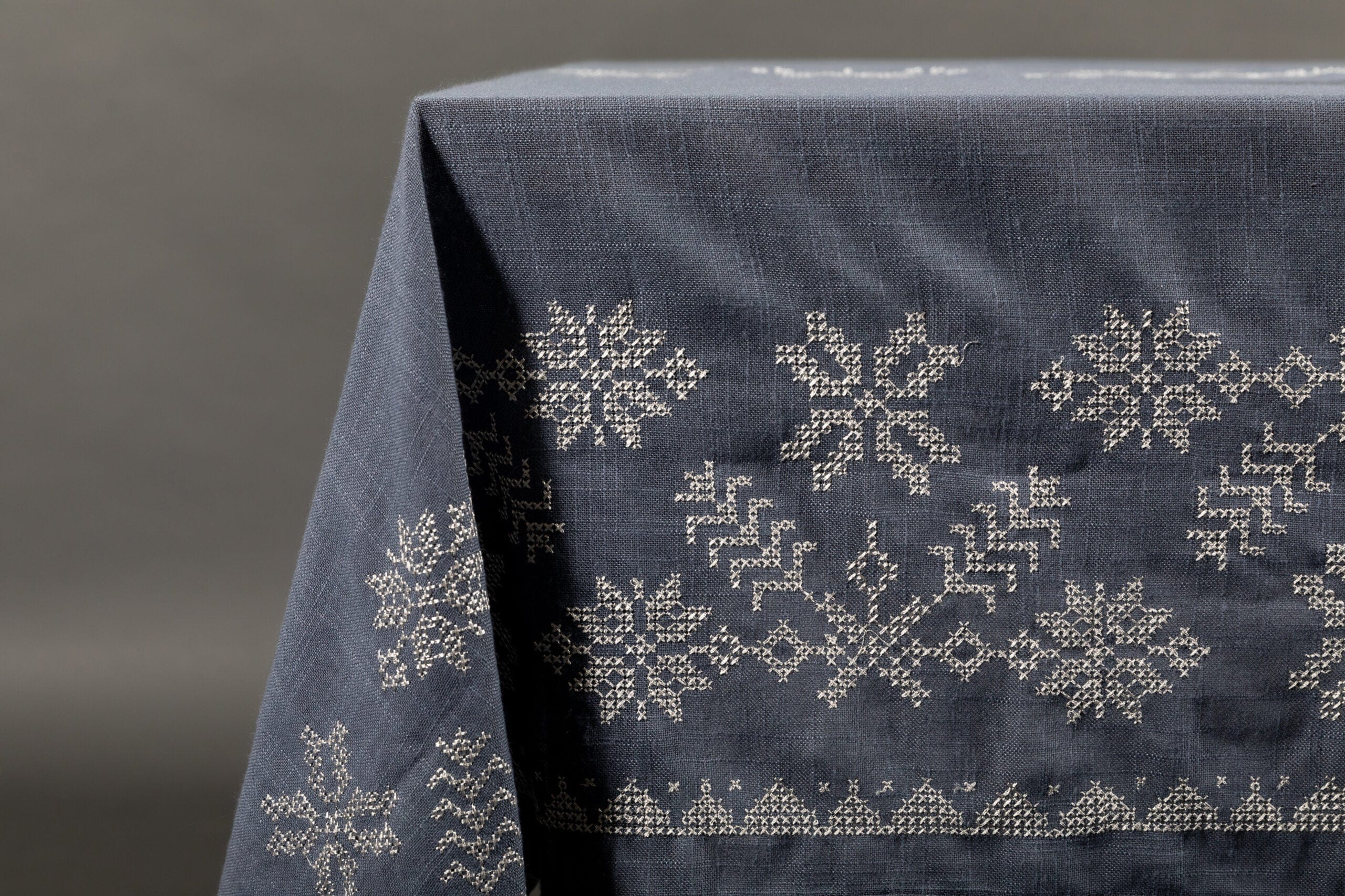 Áttablaðarós — Silver Cross‑Stitch Tablecloth (Wrinkle‑Free)