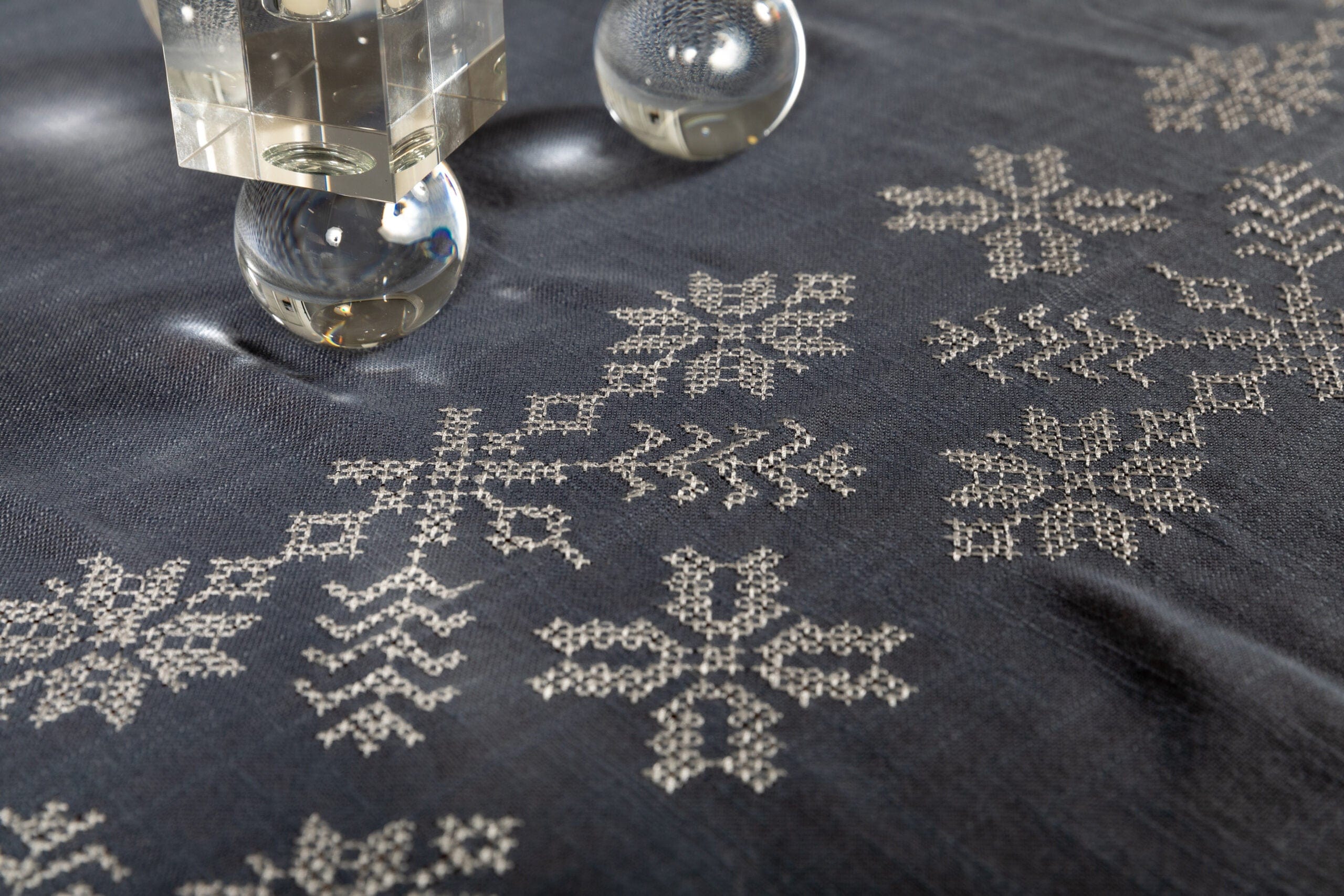 Áttablaðarós — Silver Cross‑Stitch Tablecloth (Wrinkle‑Free)