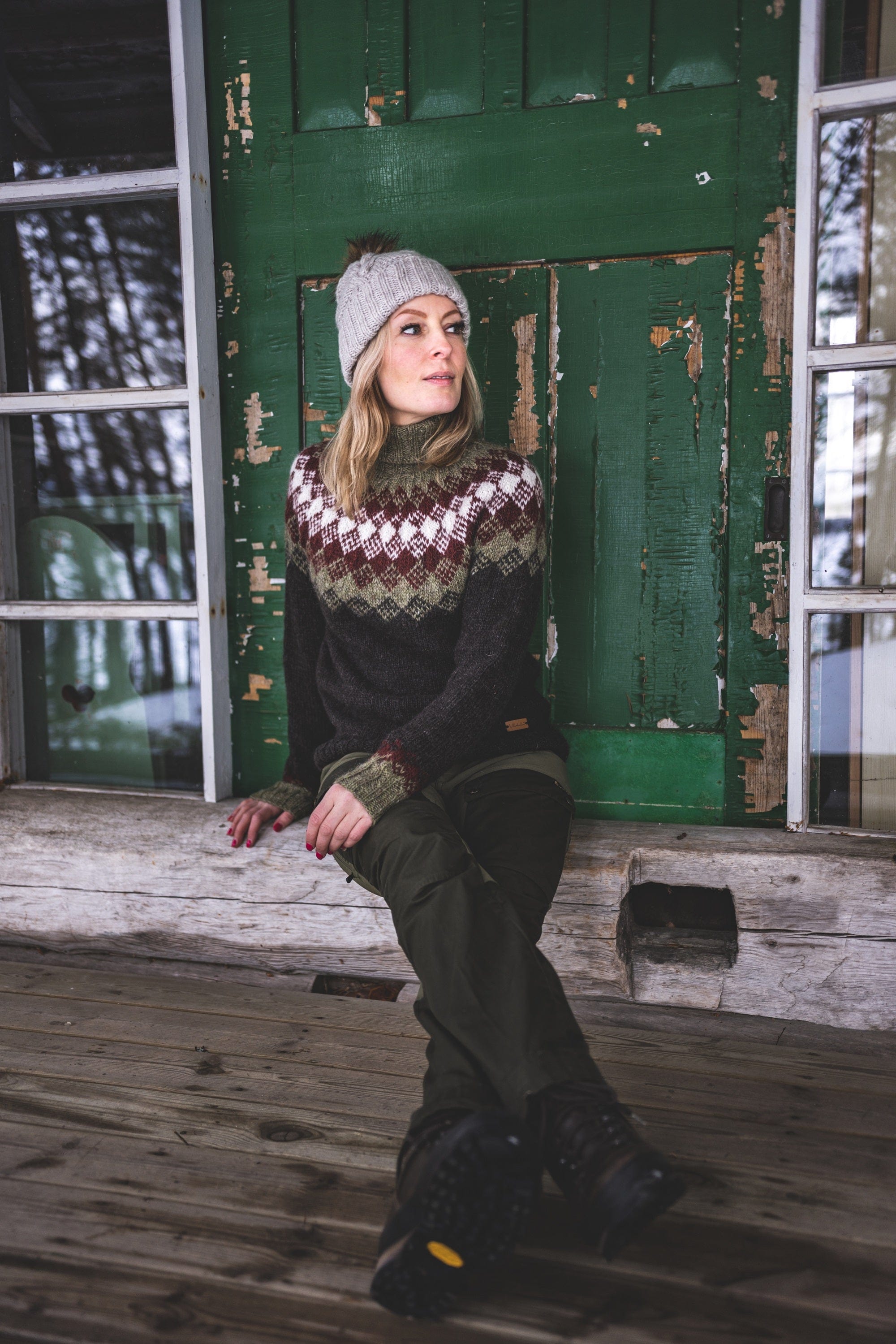 Hiutaleneule  Black Lettlopi Wool Sweater - Knitting Kit - The Icelandic Store