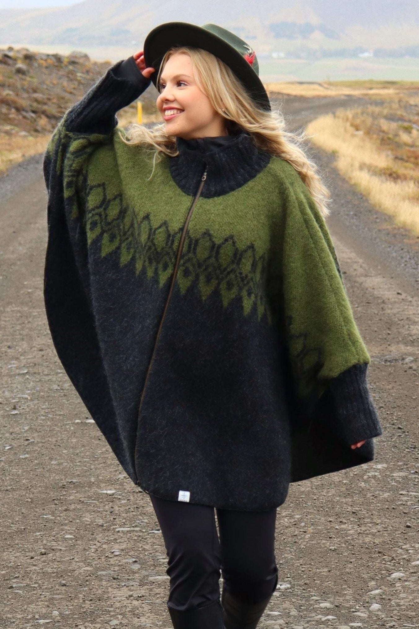 Funnel Neck Front zipper Poncho Jacket Green and Black Ísar