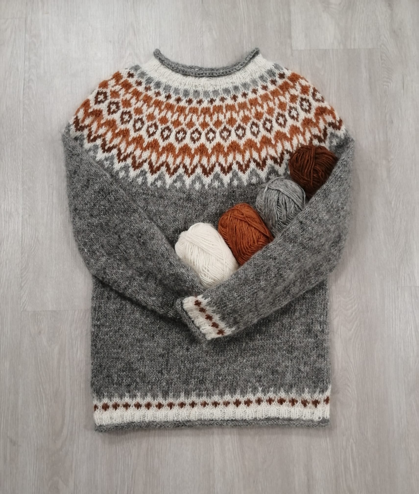 Riddari - Dark Grey lettlopi wool Knitting Kit - Riddari knitting pattern kit- Icelandic lettlopi wool yarn