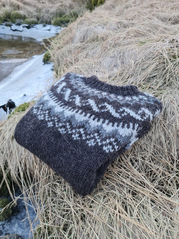 Rjúpa Icelandic Women's Sweater in Black Heather - Handcrafted Warmth
