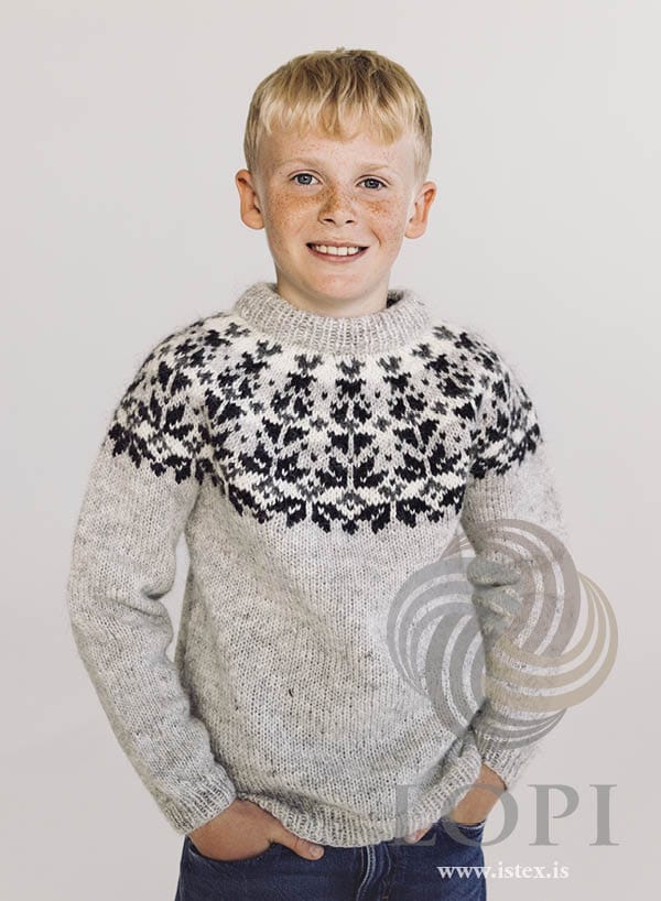 Stjörnuljós barna children's sweater knitted in Léttlopi — light ash with a black and white star yoke
