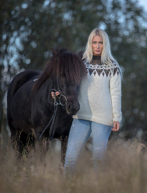 Svala Lettlopi White Wool sweater - Knitting Kit