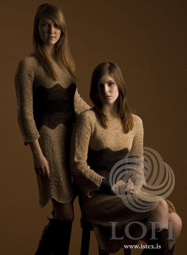 Two women in the sand and black Miðja dress with long sleeves