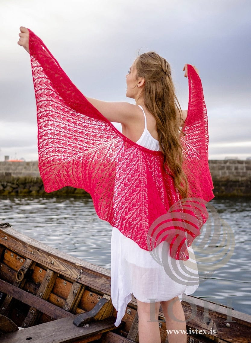 Túlipanar cape spread wide from behind, showing the lace