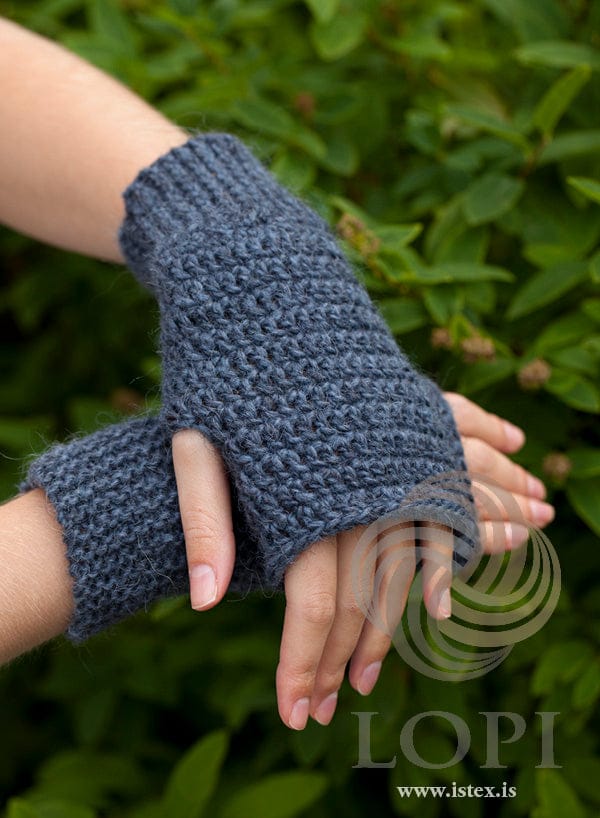 The María fingerless mitts in stone blue heather