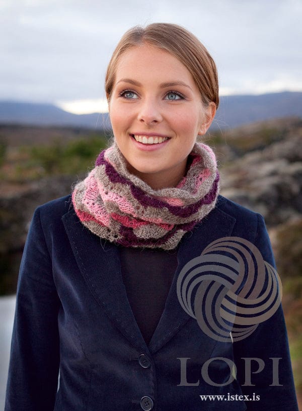 Woman wearing the Strokkur neck warmer — waves of oatmeal, blush, grenadine and dark wine Einband