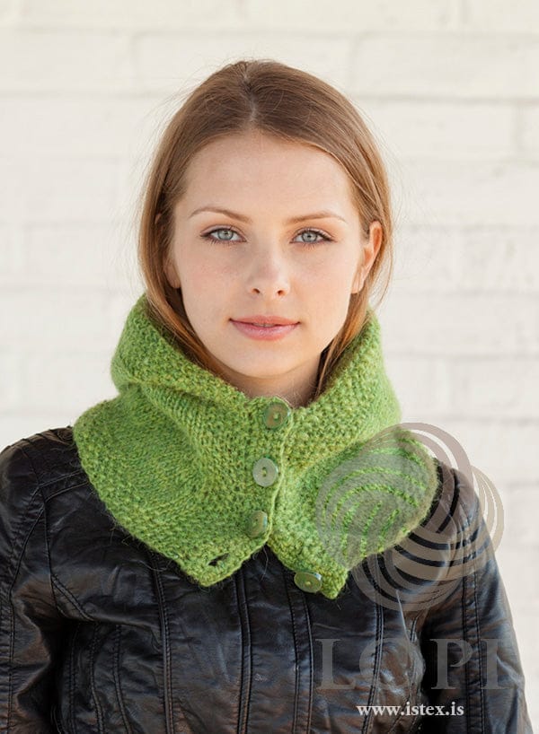 Hetta in spring green heather worn down as a buttoned collar