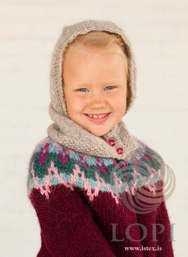 Child in the Hetta hood in light beige heather — the pattern’s second colour
