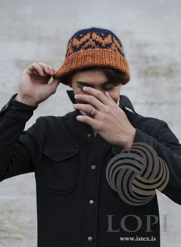 Kalsi Álafosslopi hat worn, showing the pattern up to the crown