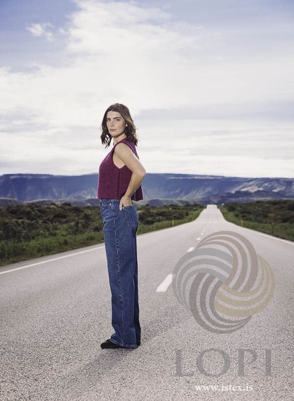 Súla fuchsia vest worn with jeans, full length
