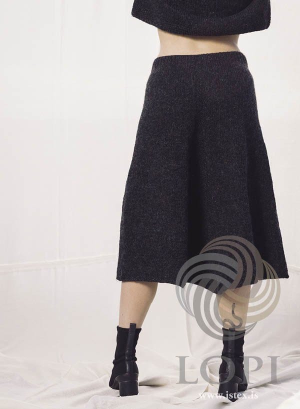 Back view of the long galaxy Þytur skirt — rib waistband and a purled panel widening into a deep fold