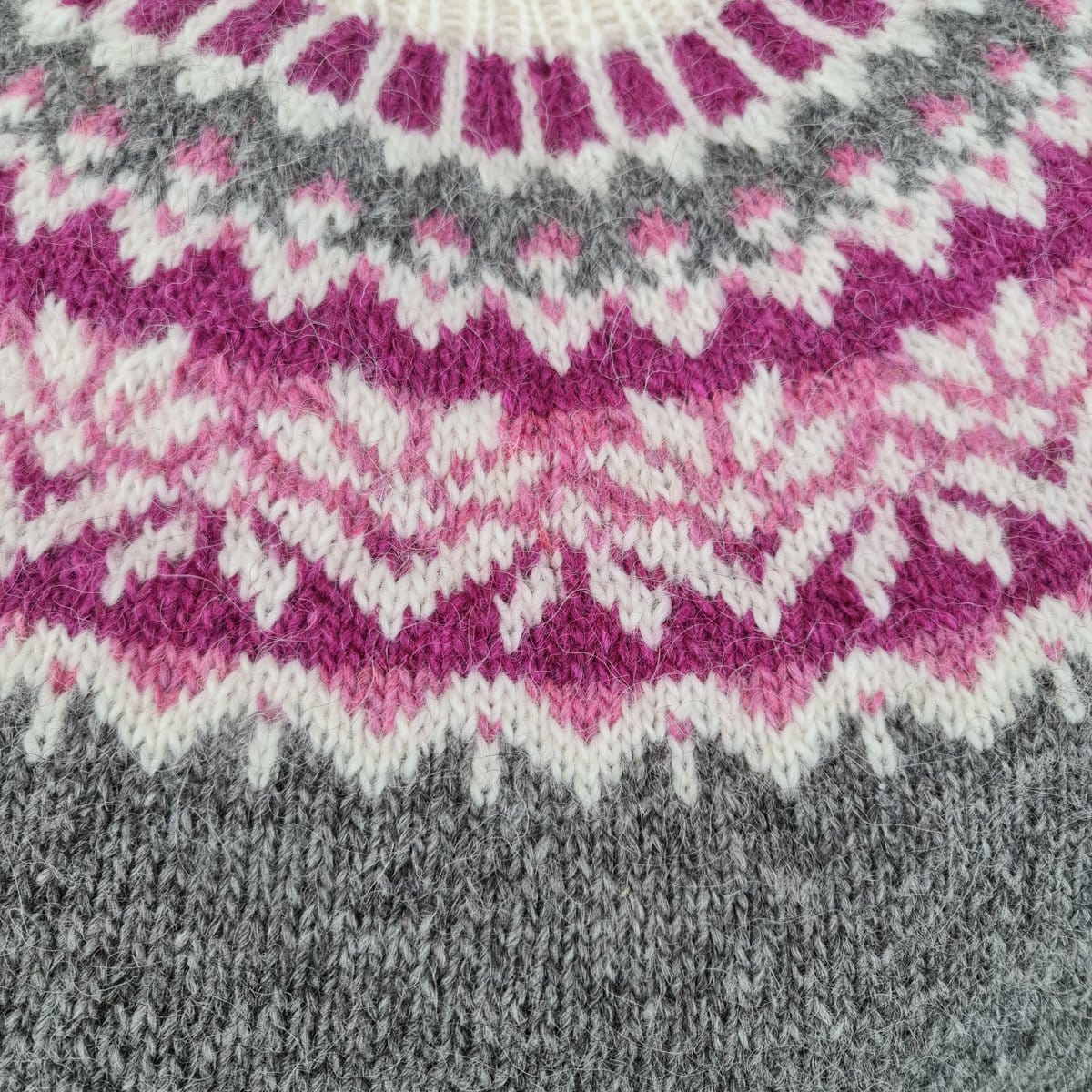 Dagný Grey/Pink Icelandic Wool Sweater - Handcrafted Elegance