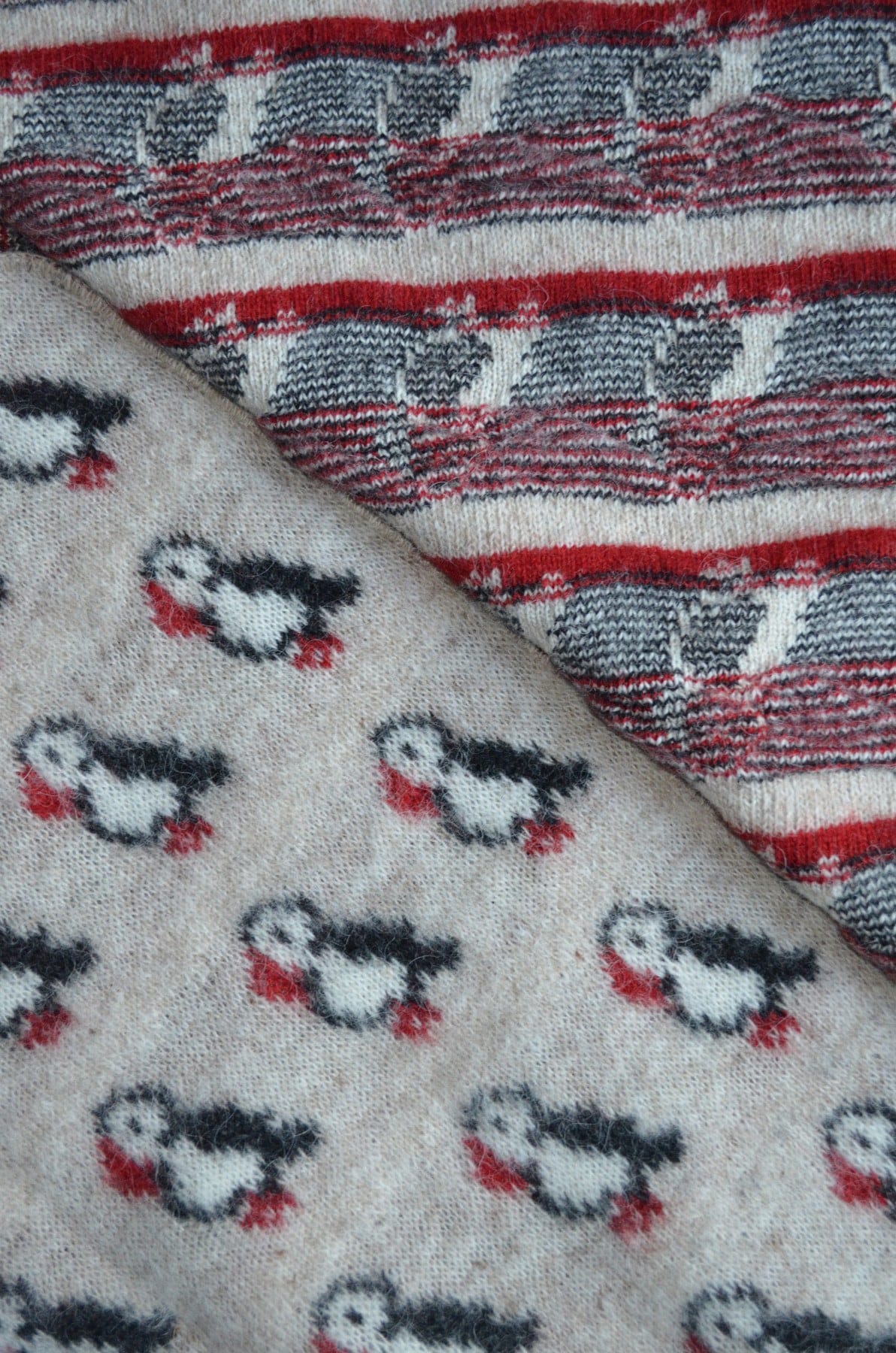 Icelandic woolen Blankets. Beige with puffins 